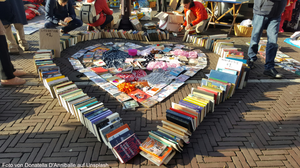 Ein Herz aus Büchern zum Flohmarktverkauf