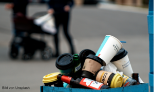 Öffentlicher Mülleimer voll mit Einwegverpackung