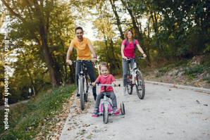 Familie auf Fahrrädern im Park