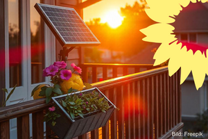 Balkon mit kleiner Solaranlage und DIE GRÜNEN-Sonne