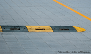 Bremsschwelle auf Straße